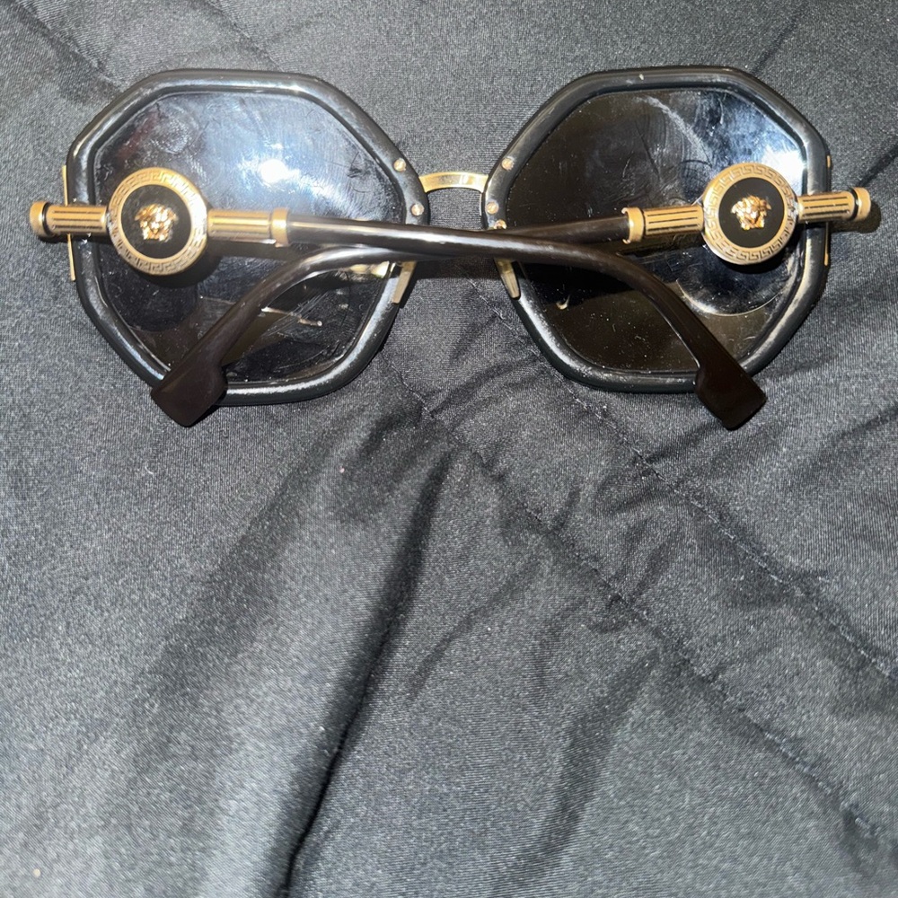 Versace - 4413 black and gold sunglasses - Picture 2 of 5